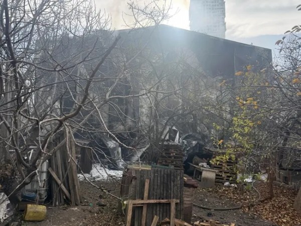 Esenyurt'ta depoda korkutan yangın! Dumanlar metrelerce yükseldi